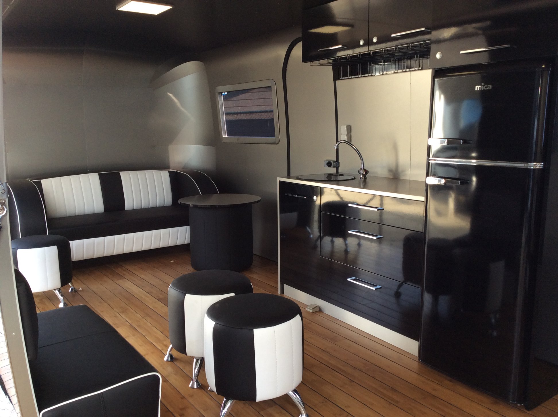 Hospitalityunit VIP trailer Showtrailer Roadshow Tevi